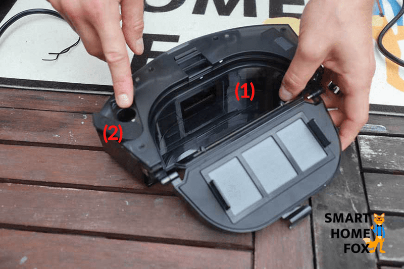 Der mobile Staubtank / Wassertank des Proscenic M8 PRO wird in den Händen gehalten